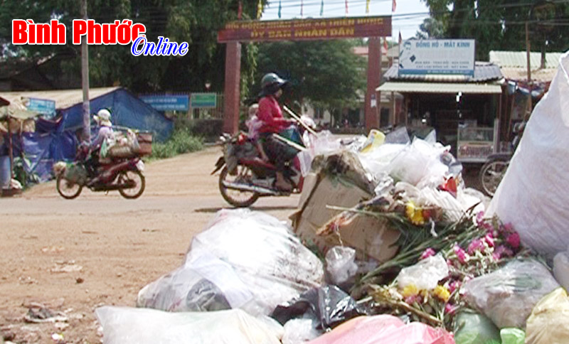 Rác thải đối diện cổng UBND xã