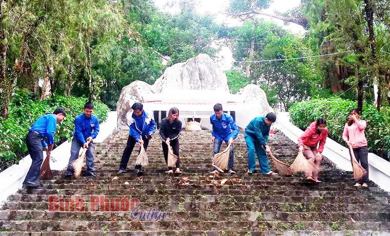 Thị đoàn Phước Long: Ra quân vệ sinh môi trường Thị đoàn Phước Long: Ra quân vệ sinh môi trường