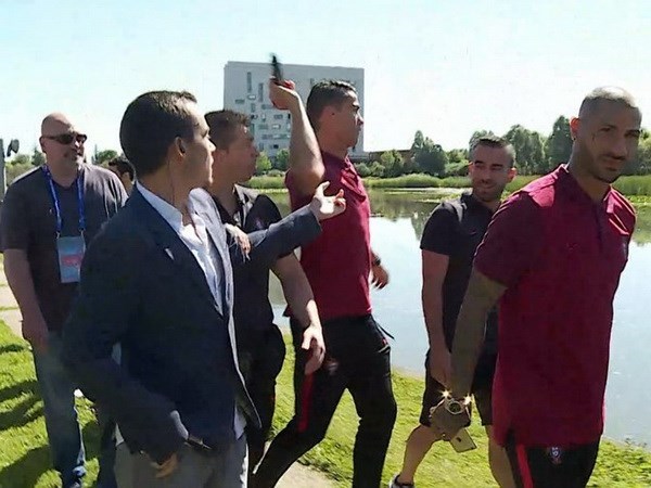 Chiếc micro bị Ronaldo ném xuống hồ được đem bán đấu giá