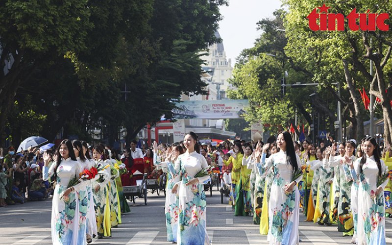 Rực rỡ sắc màu Carnaval thu Hà Nội