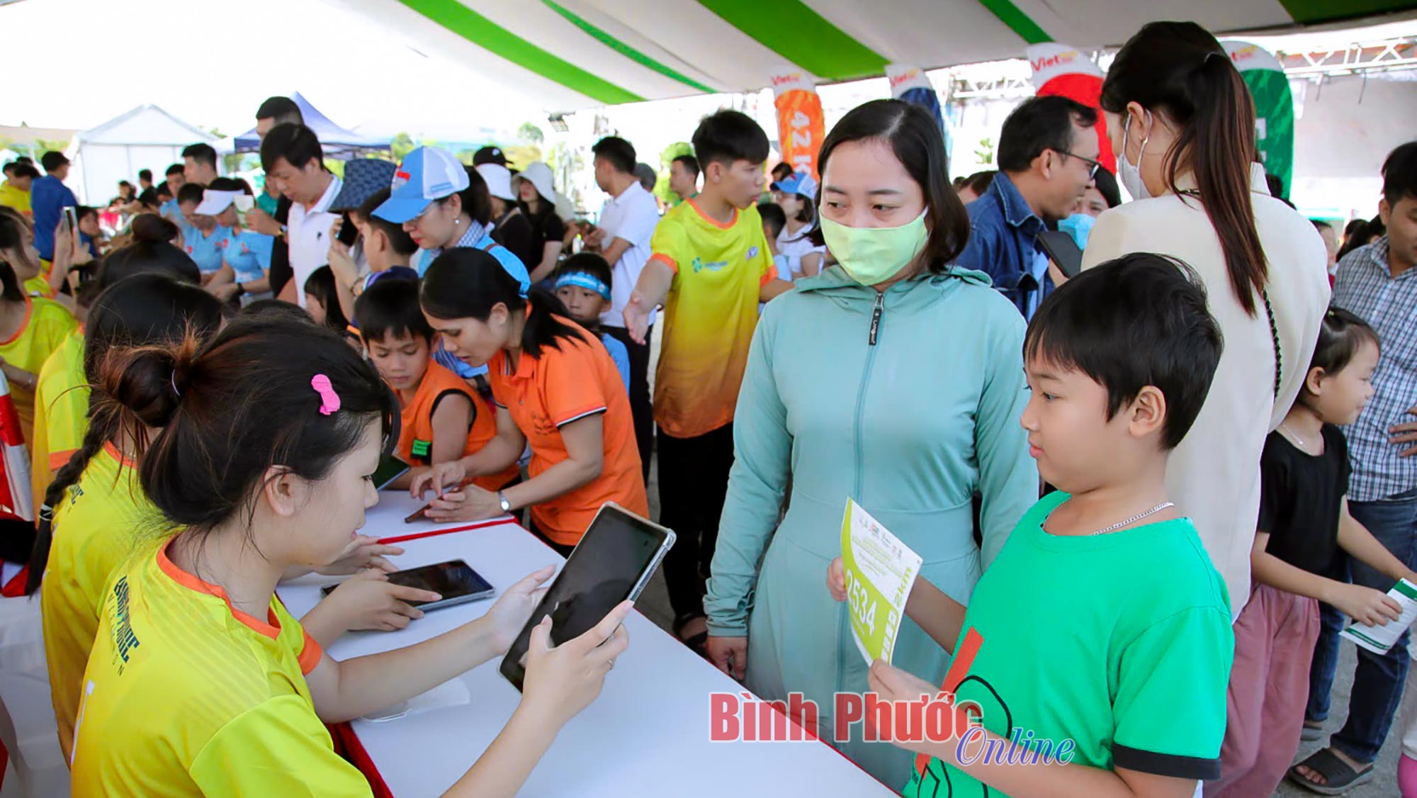 Runner nhí háo hức nhận bib và racekit