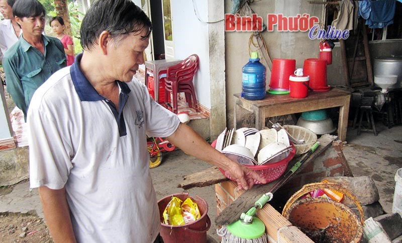 Ruồi tấn công các hộ dân xóm Bàu Cam Ruồi tấn công các hộ dân xóm Bàu Cam
