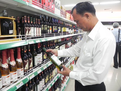 Rượu 'ngổn ngang' trước quy định mới Rượu 'ngổn ngang' trước quy định mới