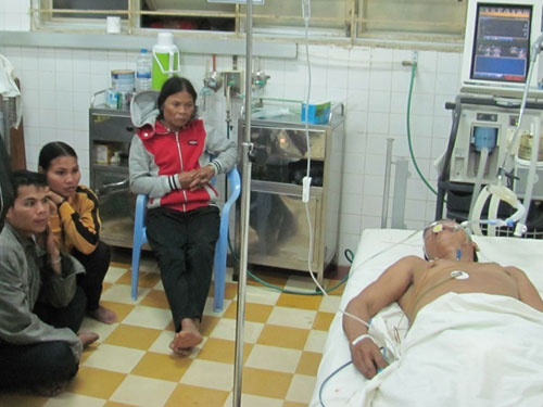 Uống rượu ngâm rễ cây, 1 người chết, 1 người nguy kịch Uống rượu ngâm rễ cây, 1 người chết, 1 người nguy kịch