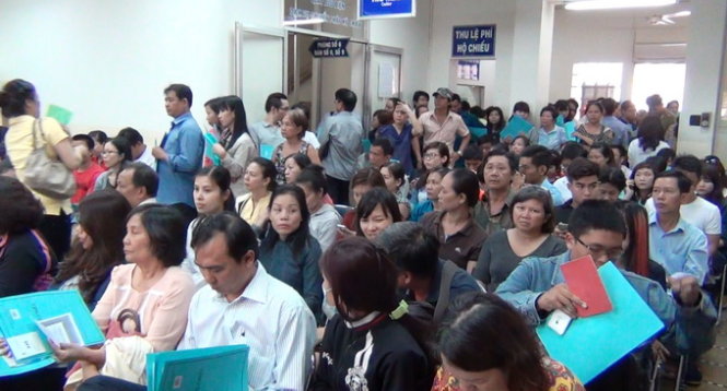 Nghe đồn tăng phí, hàng ngàn người xếp hàng làm hộ chiếu