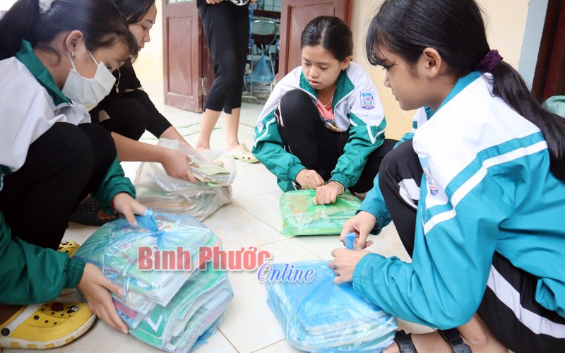 Sách mới, chăn ấm đến với học sinh vùng lũ