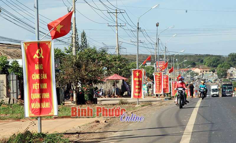 Sắc xuân từ những biểu ngữ, cờ Đảng, cờ Tổ quốc