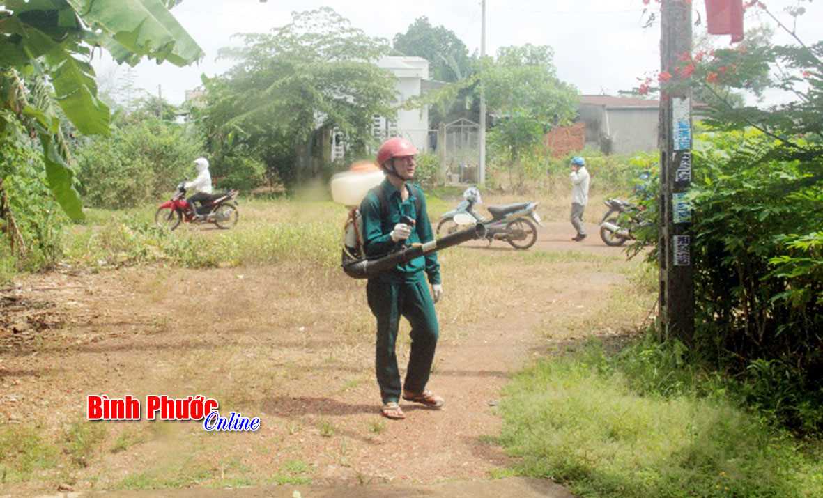 Phun thuốc phòng trừ sốt xuất huyết tại phường Tân Bình Phun thuốc phòng trừ sốt xuất huyết tại phường Tân Bình