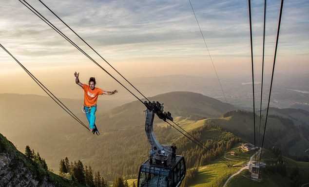 Người đàn ông thách thức tử thần khi đi thăng bằng trên cáp treo