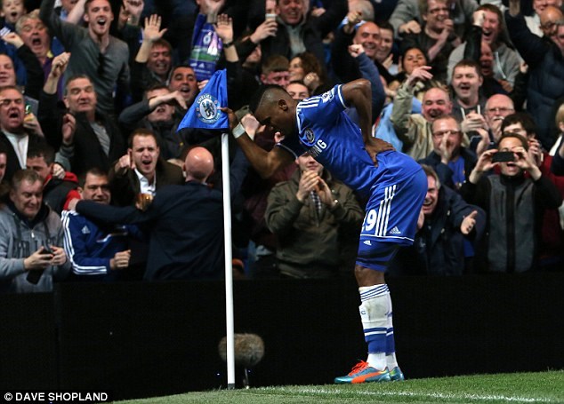 Eto’o khiến Mou “nóng mặt,” Moyes phấn khích