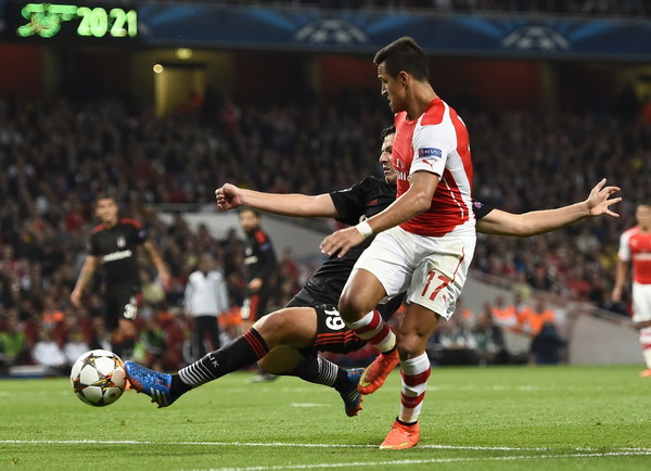 Sanchez khai hỏa, Arsenal vào vòng bảng Champions League Sanchez khai hỏa, Arsenal vào vòng bảng Champions League