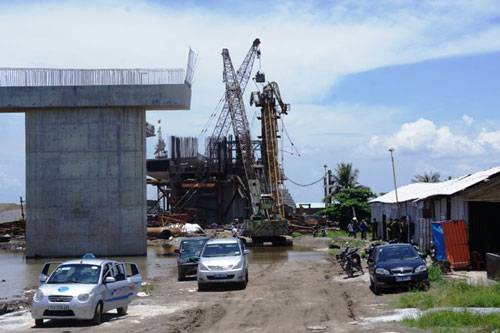 Sập cần cẩu, 2 công nhân thiệt mạng