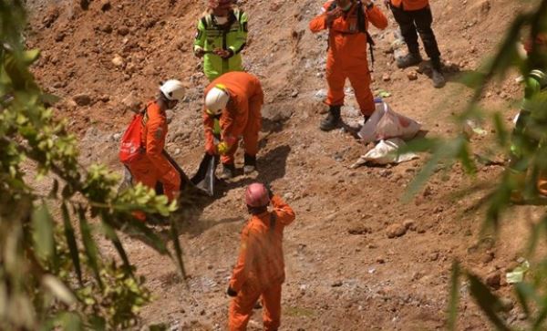 Sập mỏ khai thác vàng trái phép tại Indonesia, ít nhất 9 người tử vong Sập mỏ khai thác vàng trái phép tại Indonesia, ít nhất 9 người tử vong