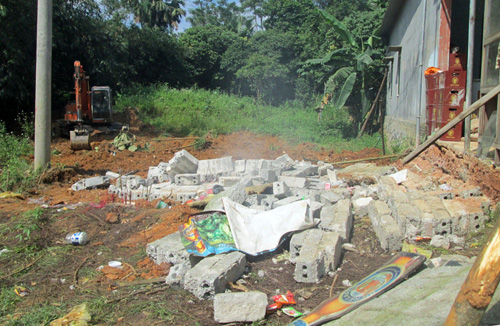 Sập tường, 4 em nhỏ bị đè chết
