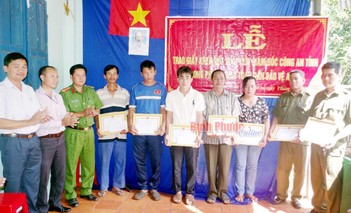 Khen thưởng 2 công an viên và 6 quần chúng dũng cảm bắt cướp Khen thưởng 2 công an viên và 6 quần chúng dũng cảm bắt cướp