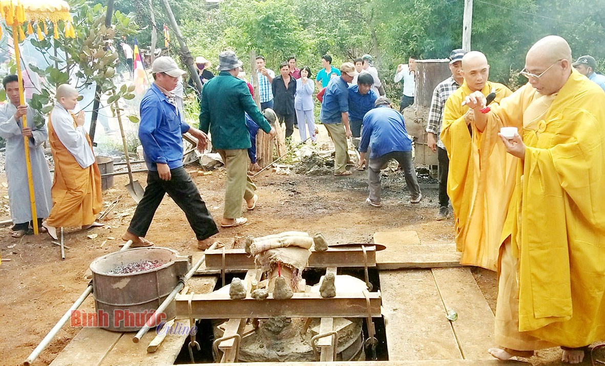 Chùa Thanh Đức, xã Đoàn Kết đúc chuông đồng nặng 500kg Chùa Thanh Đức, xã Đoàn Kết đúc chuông đồng nặng 500kg