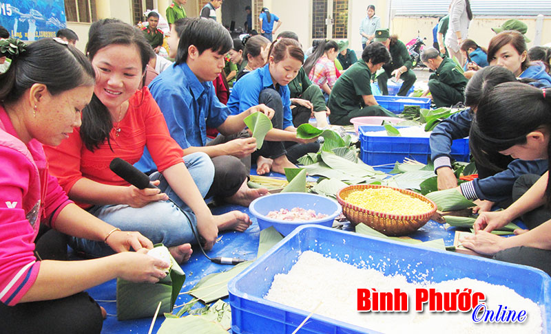 Hơn 500 bánh chưng tặng bệnh nhân nghèo, đoàn viên khó khăn Hơn 500 bánh chưng tặng bệnh nhân nghèo, đoàn viên khó khăn