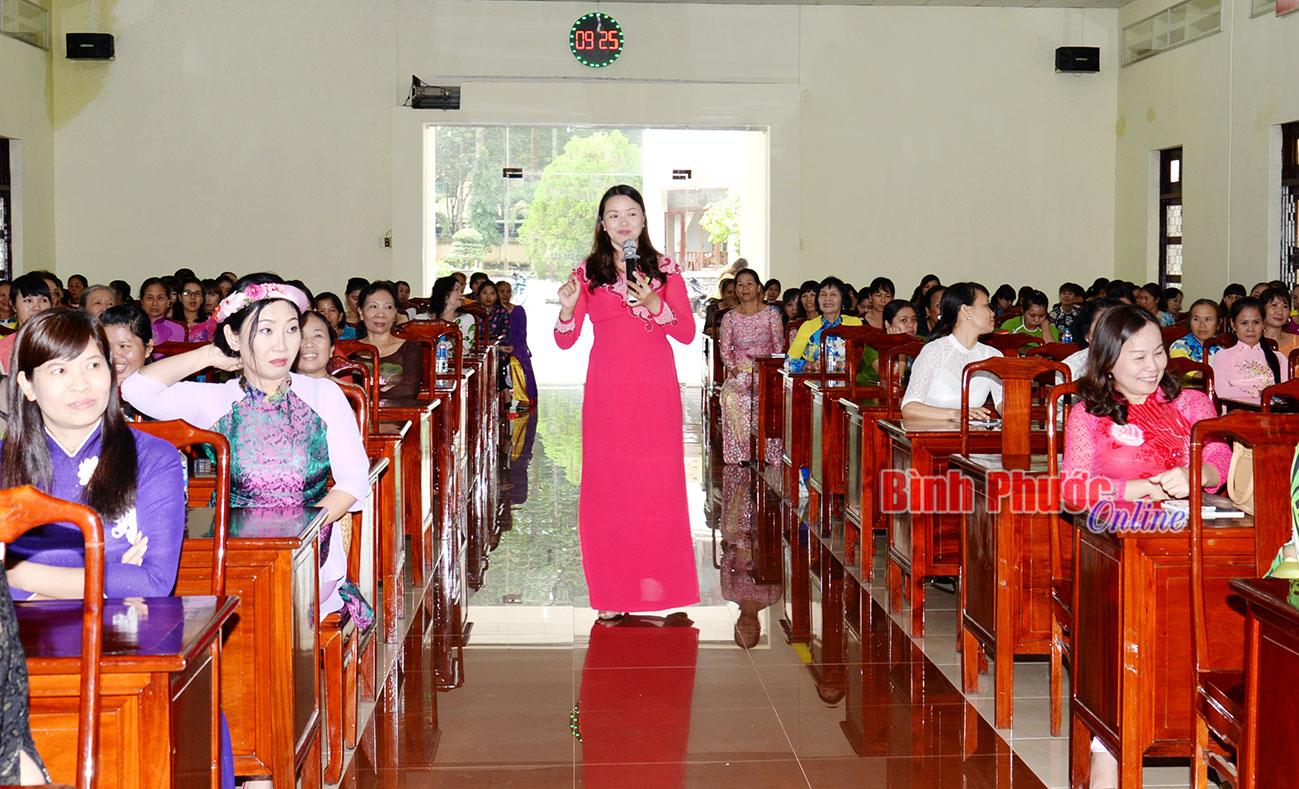 Trên 200 phụ nữ nghe nói chuyện về văn hóa giao tiếp Trên 200 phụ nữ nghe nói chuyện về văn hóa giao tiếp