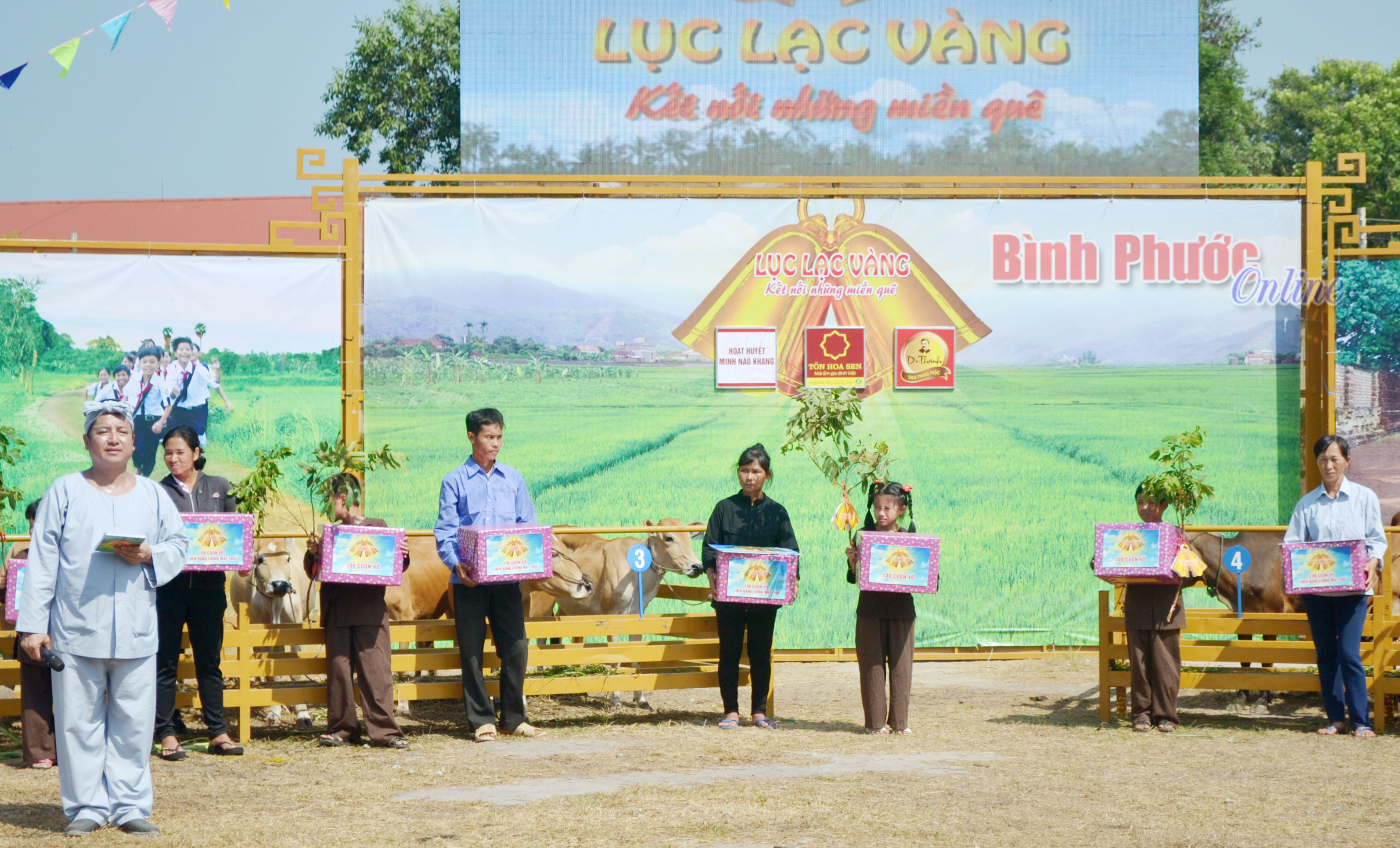 “Lục lạc vàng” trao tặng 12 con bò cho hộ nghèo xã Nha Bích “Lục lạc vàng” trao tặng 12 con bò cho hộ nghèo xã Nha Bích