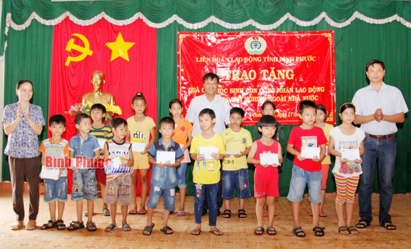 100 phần quà tặng con công nhân có hoàn cảnh khó khăn 100 phần quà tặng con công nhân có hoàn cảnh khó khăn