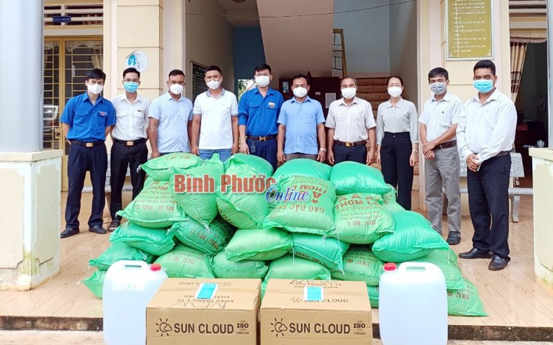 Sẻ chia với đồng bào dân tộc thiểu số Sẻ chia với đồng bào dân tộc thiểu số