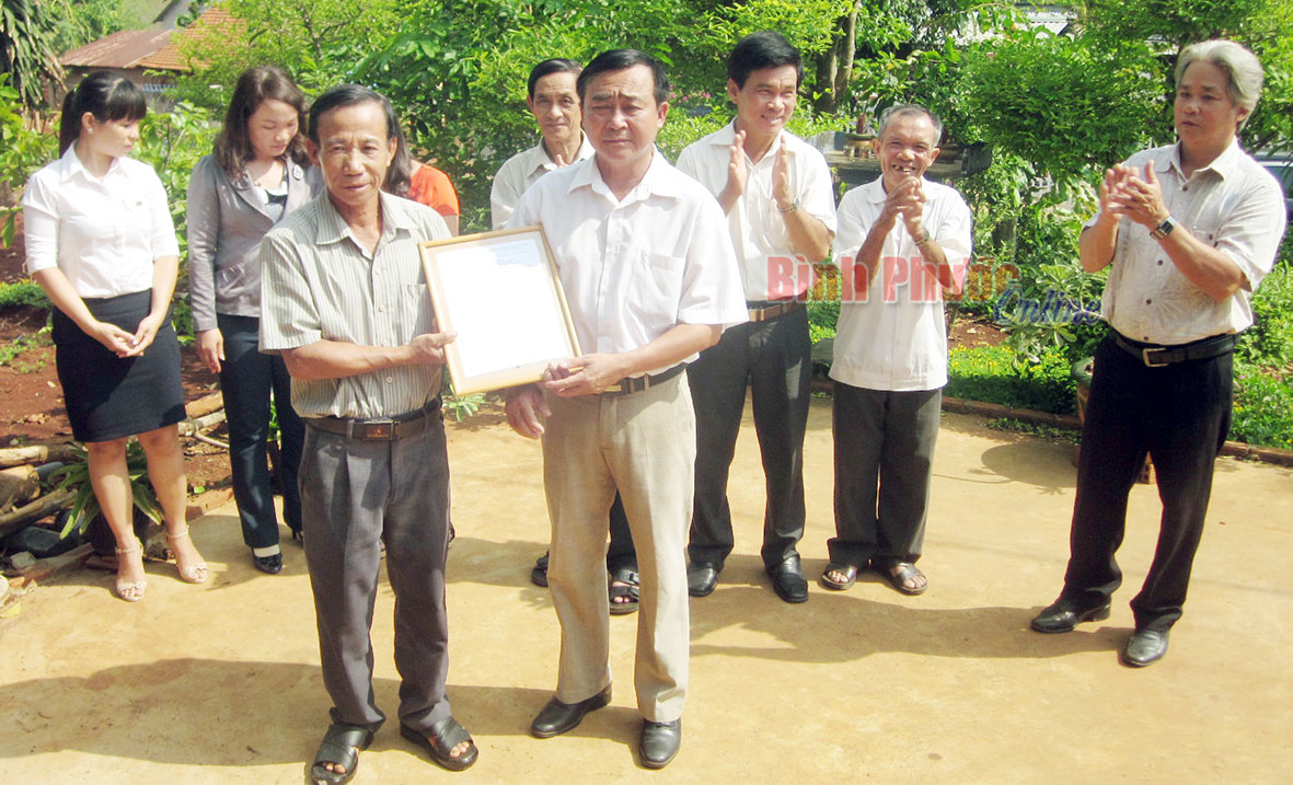 Bàn giao giếng nước khoan trị giá 30 triệu đồng cho nạn nhân da cam Bàn giao giếng nước khoan trị giá 30 triệu đồng cho nạn nhân da cam