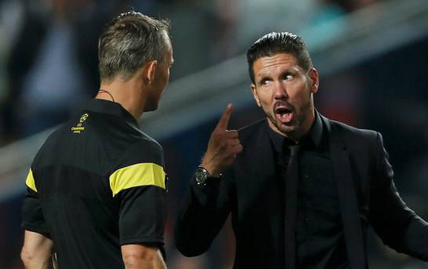 Xoa đầu trọng tài, HLV Simeone bị cấm chỉ đạo 8 trận Xoa đầu trọng tài, HLV Simeone bị cấm chỉ đạo 8 trận