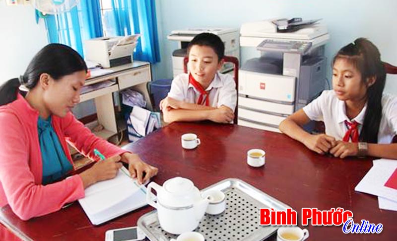 Nói chuyện riêng, học sinh bị phạt... ngậm đá