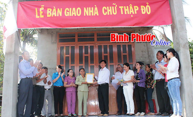Trao nhà chữ thập đỏ cho hộ nghèo Trao nhà chữ thập đỏ cho hộ nghèo