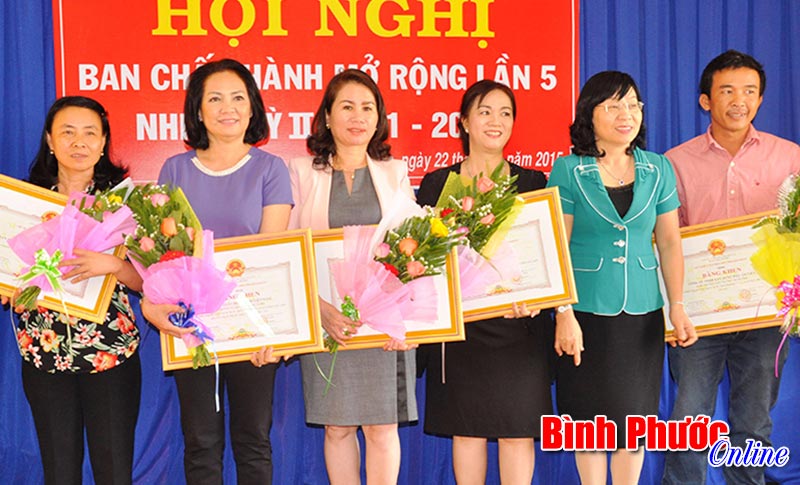 Nữ doanh nhân say mê làm từ thiện Nữ doanh nhân say mê làm từ thiện