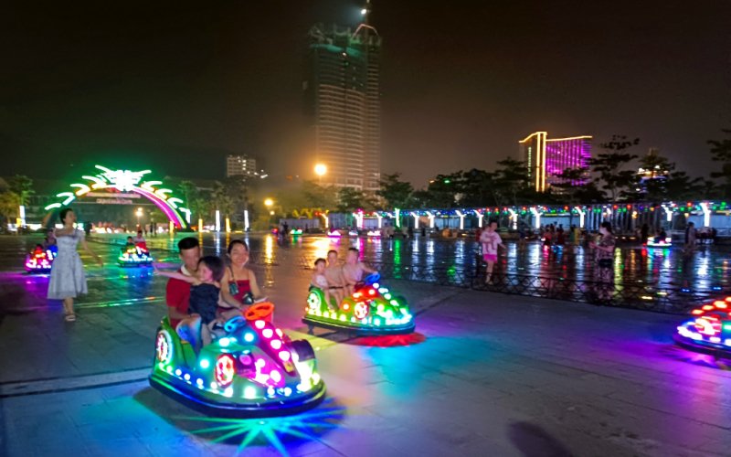 Sôi động Bãi Cháy về đêm