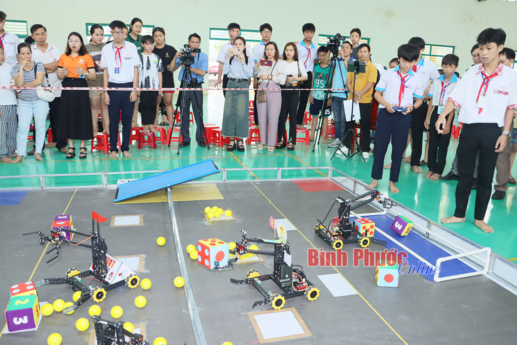 Sôi nổi cuộc thi Robocon TP. Đồng Xoài lần thứ 2