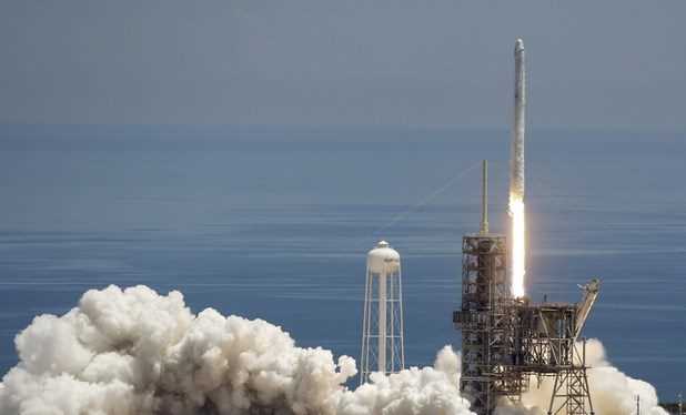 SpaceX phóng thành công tàu vũ trụ mang theo siêu máy tính lên ISS