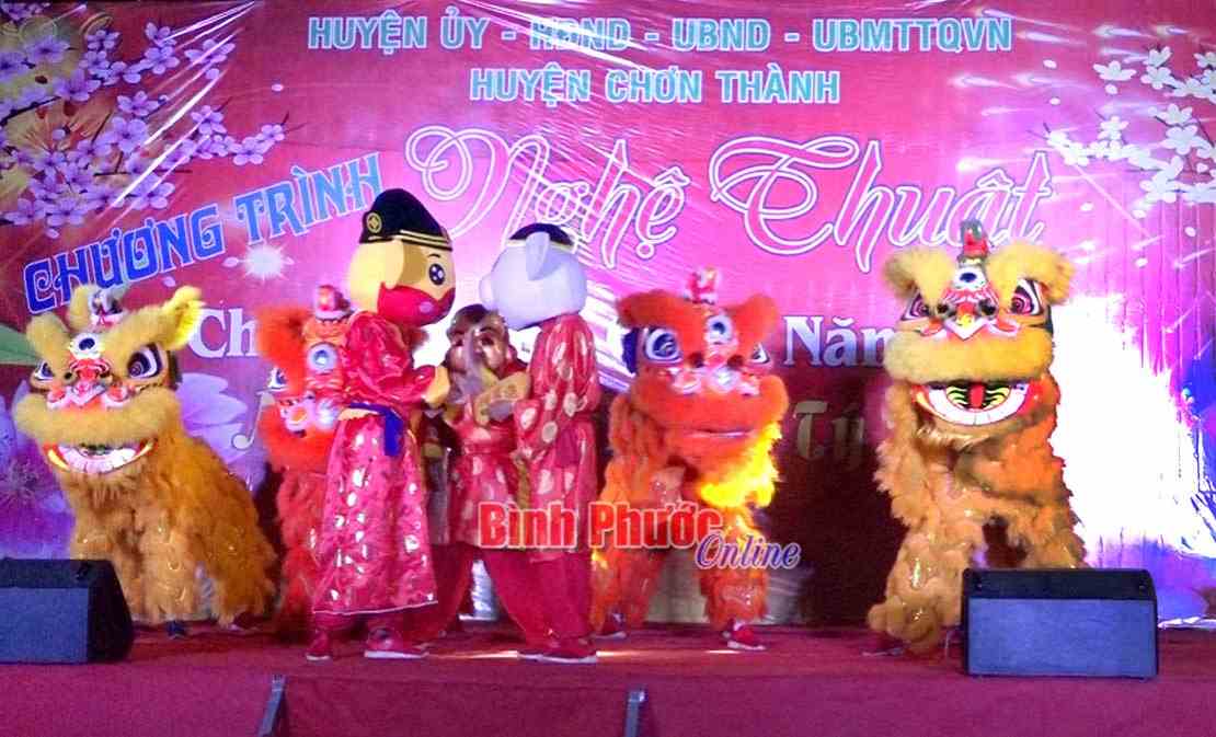 Chơn Thành tưng bừng văn nghệ và bắn pháo hoa đêm giao thừa Chơn Thành tưng bừng văn nghệ và bắn pháo hoa đêm giao thừa