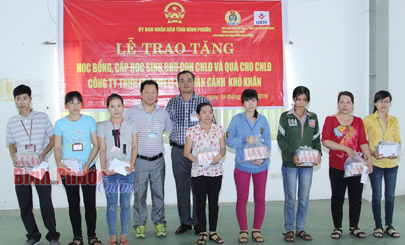 2.040 phần quà tặng công nhân, người lao động khó khăn 2.040 phần quà tặng công nhân, người lao động khó khăn