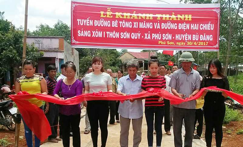 Phú Sơn khánh thành đường bê tông đầu tiên làm theo cơ chế đặc thù Phú Sơn khánh thành đường bê tông đầu tiên làm theo cơ chế đặc thù