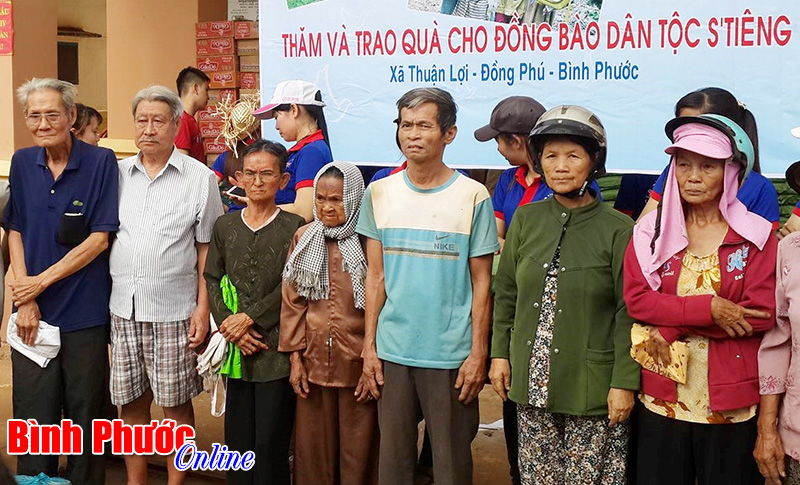 Trao tặng 185 phần quà cho người nghèo xã Thuận Lợi Trao tặng 185 phần quà cho người nghèo xã Thuận Lợi