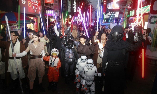 Phim "Star Wars" đạt doanh thu 1,7 tỷ USD sau 4 tuần công chiếu Phim "Star Wars" đạt doanh thu 1,7 tỷ USD sau 4 tuần công chiếu