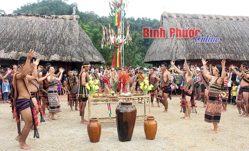 Bình Phước tham gia ngày hội trình diễn cây nêu các dân tộc Việt Nam Bình Phước tham gia ngày hội trình diễn cây nêu các dân tộc Việt Nam