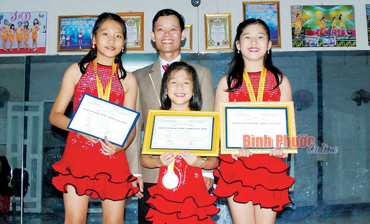 Sải bước cùng dance sport nhí