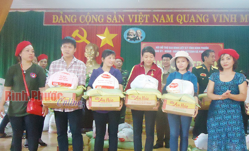 200 phần quà tặng hộ khó khăn, học sinh nghèo xã Phú Riềng 200 phần quà tặng hộ khó khăn, học sinh nghèo xã Phú Riềng