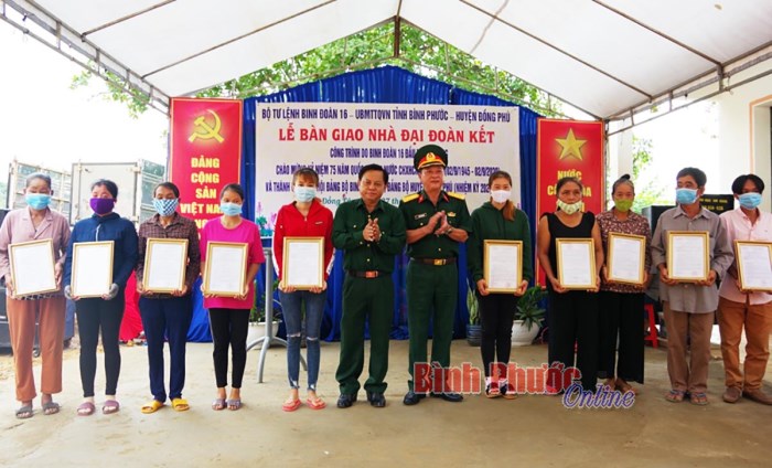 Chung tay vì người nghèo, trao nhà đại đoàn kết Chung tay vì người nghèo, trao nhà đại đoàn kết