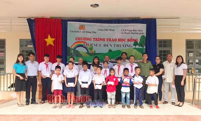 Trao học bổng cho học sinh khó khăn Trao học bổng cho học sinh khó khăn