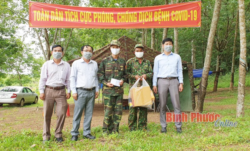 Thăm tặng quà cán bộ, chiến sĩ Đồn biên phòng Lộc An