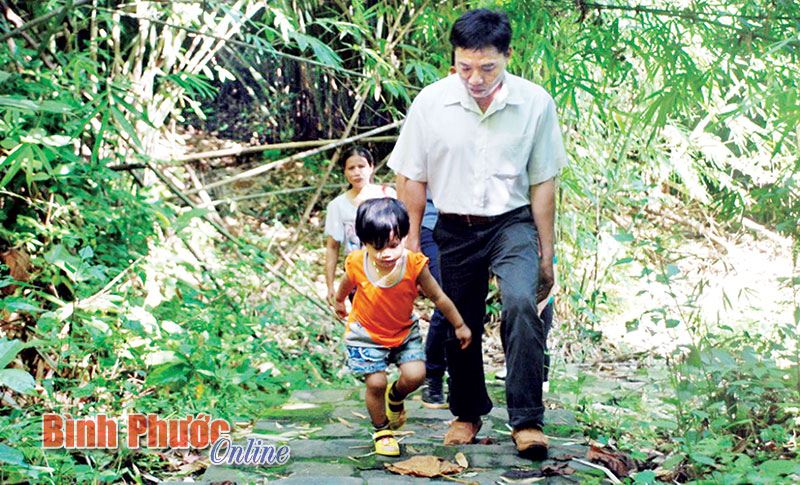 Khả năng leo núi đặc biệt của bé gái 3 tuổi Khả năng leo núi đặc biệt của bé gái 3 tuổi