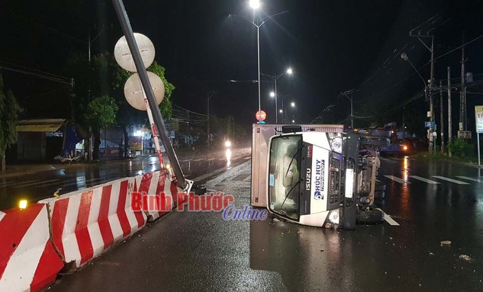 Xe tải húc bay trụ điện, lật giữa đường