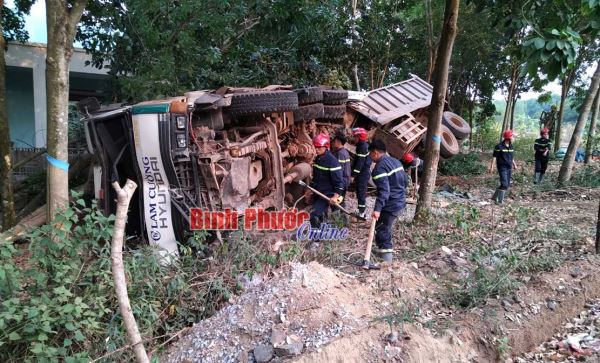 Mất thắng khi xuống dốc, 2 xe Ben tông nhau lật ngang