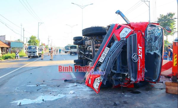 Xe tải lật ngang, tài xế may mắn thoát chết Xe tải lật ngang, tài xế may mắn thoát chết