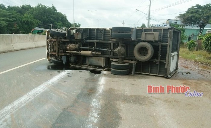 Xe máy va chạm xe tải, 2 người nguy kịch
