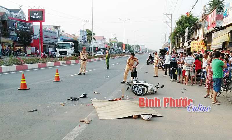 Vợ chồng thương vong do va chạm xe đầu kéo Vợ chồng thương vong do va chạm xe đầu kéo